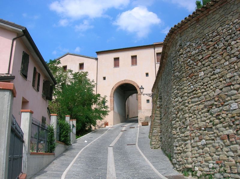 La cosiddetta "Porta delle Suore" a Sogliano